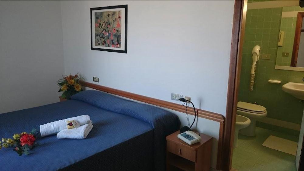 Hotel Grand Meeting Rimini Bagian luar foto