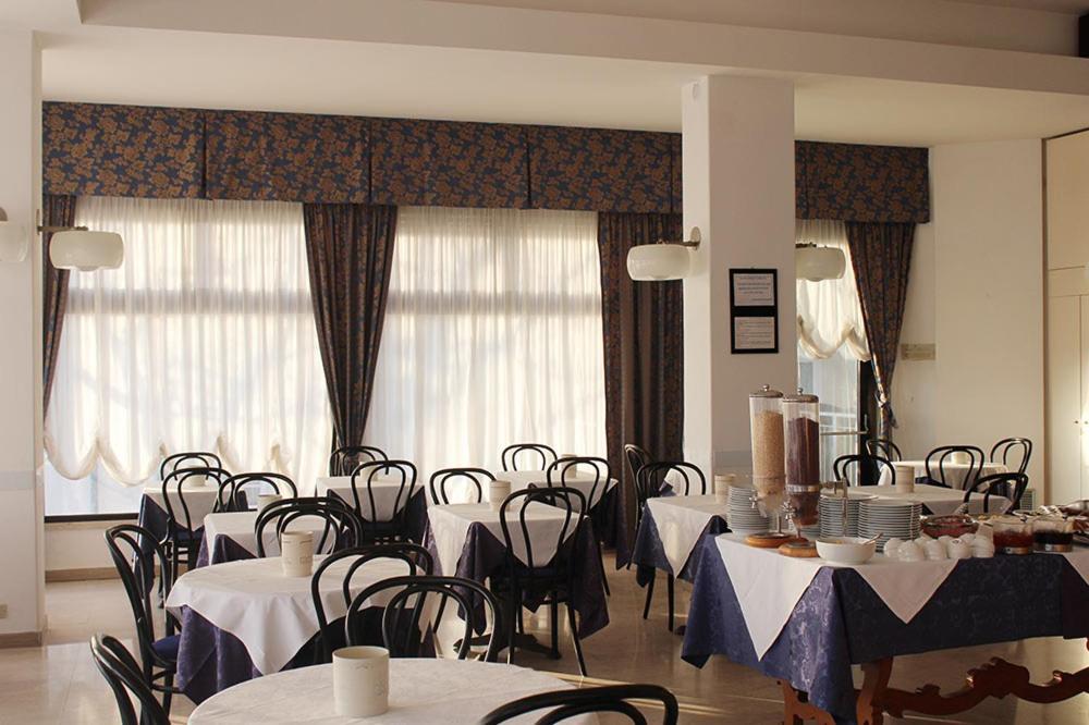 Hotel Grand Meeting Rimini Bagian luar foto