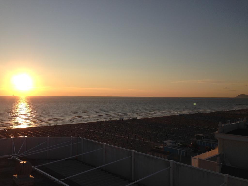 Hotel Grand Meeting Rimini Bagian luar foto