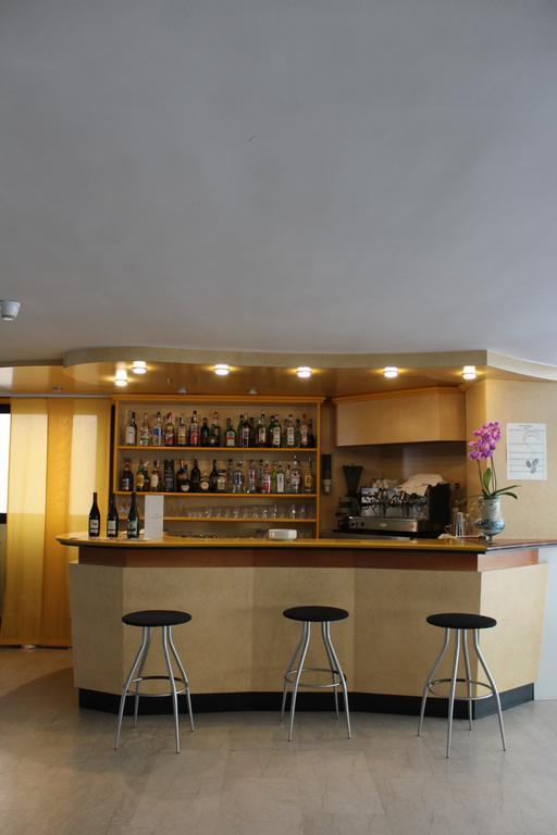 Hotel Grand Meeting Rimini Bagian luar foto