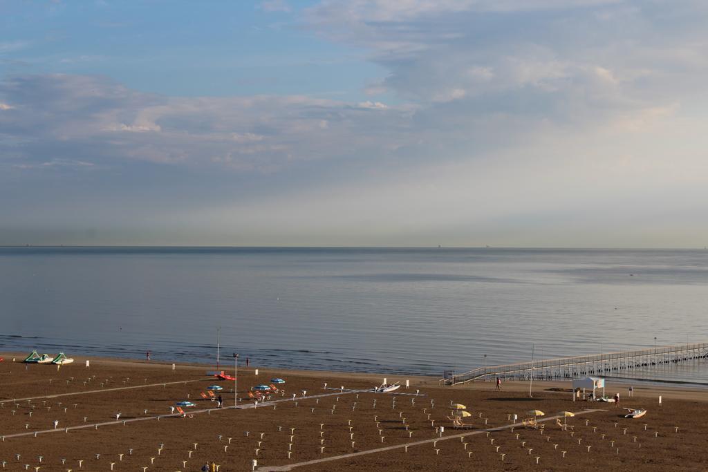 Hotel Grand Meeting Rimini Bagian luar foto