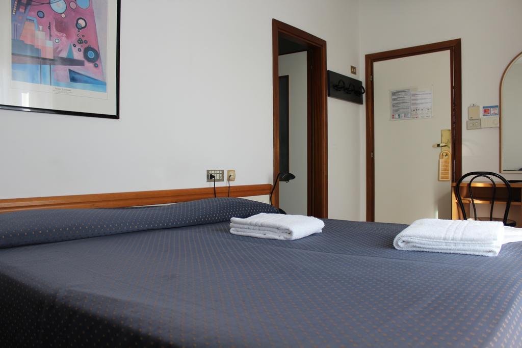 Hotel Grand Meeting Rimini Bagian luar foto