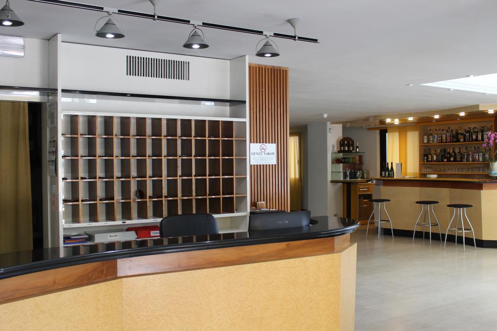 Hotel Grand Meeting Rimini Bagian luar foto