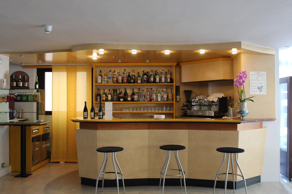 Hotel Grand Meeting Rimini Bagian luar foto