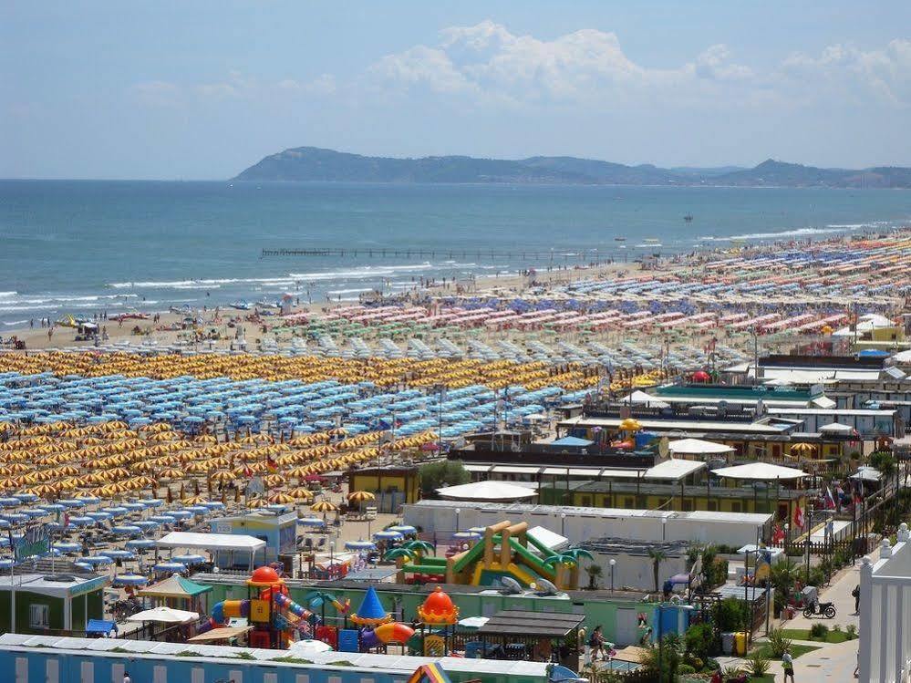 Hotel Grand Meeting Rimini Bagian luar foto
